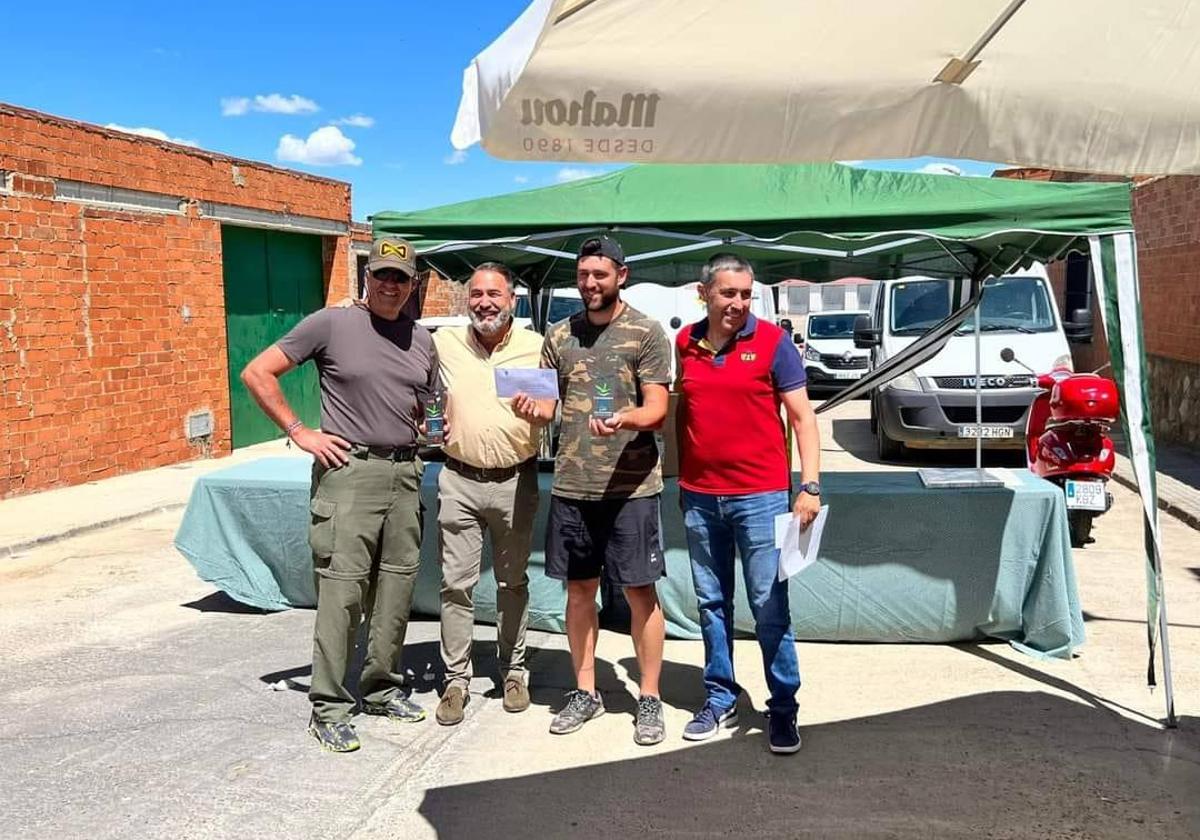 Entrega del premio a la primera pareja clasificada.