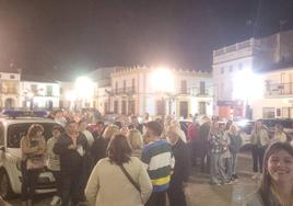 El Partido Popular celebró la victoria en la calle con sus vecinos.