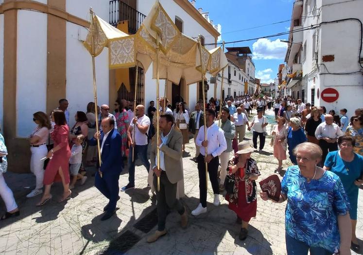 Imagen principal - Talarrubias se engalana para el Corpus Christi