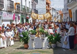 Parada en uno de los altares durante el recorrido.