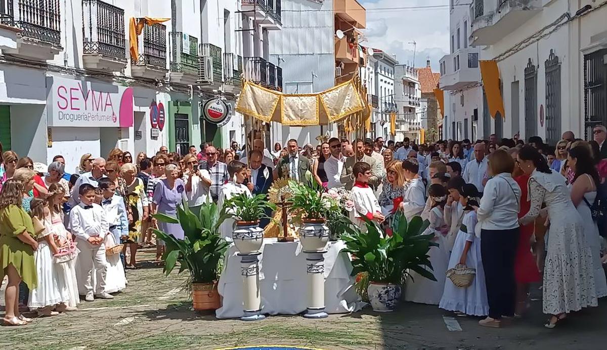 Parada en uno de los altares durante el recorrido.