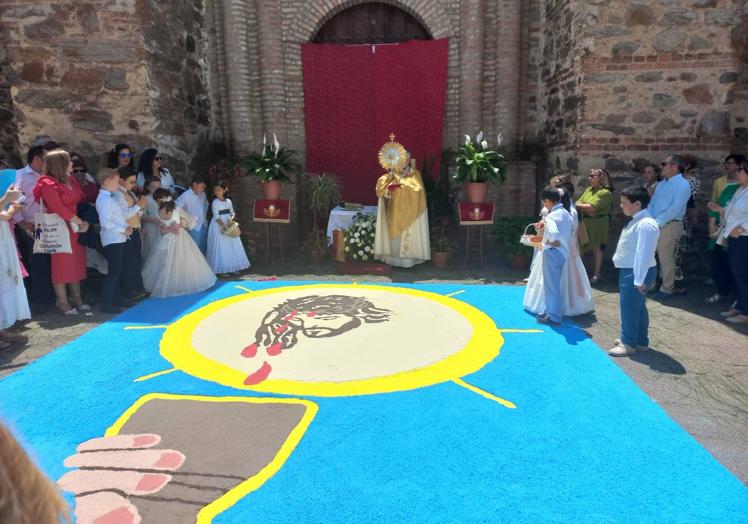 Imagen principal - Talarrubias se engalana para el Corpus Christi