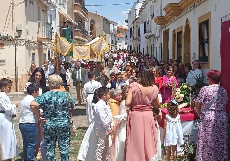 Imagen principal - Talarrubias se engalana para el Corpus Christi