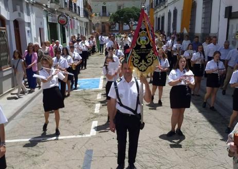 Imagen secundaria 1 - Talarrubias se engalana para el Corpus Christi