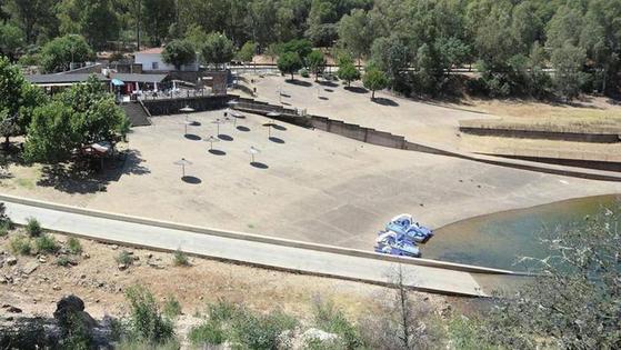 Talarrubias da la bienvenida al verano con el izado de la bandera azul