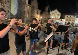Una de las actuaciones de la banda de música durante la noche.
