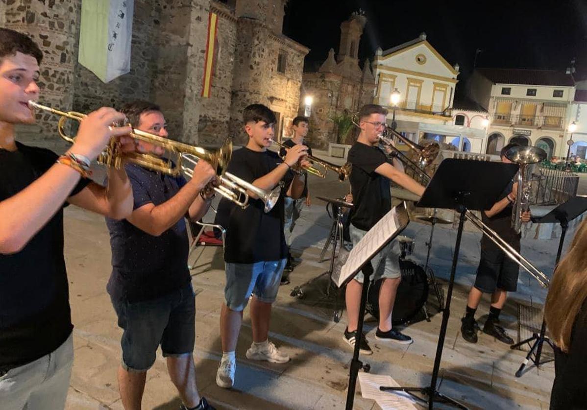 Una de las actuaciones de la banda de música durante la noche.