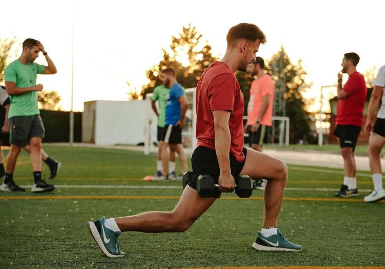 Imagen principal - El CD Talarrubias comienza los entrenamientos