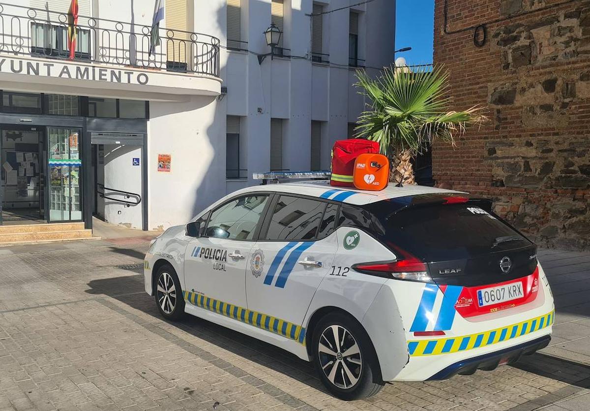 El vehículo de la policía local cuenta con un desfibrilador