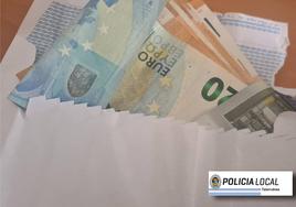 Un vecino de Talarrubias entrega a la Policía un sobre con dinero que encontró en la calle