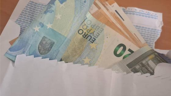 Un vecino de Talarrubias entrega a la Policía un sobre con dinero que encontró en la calle