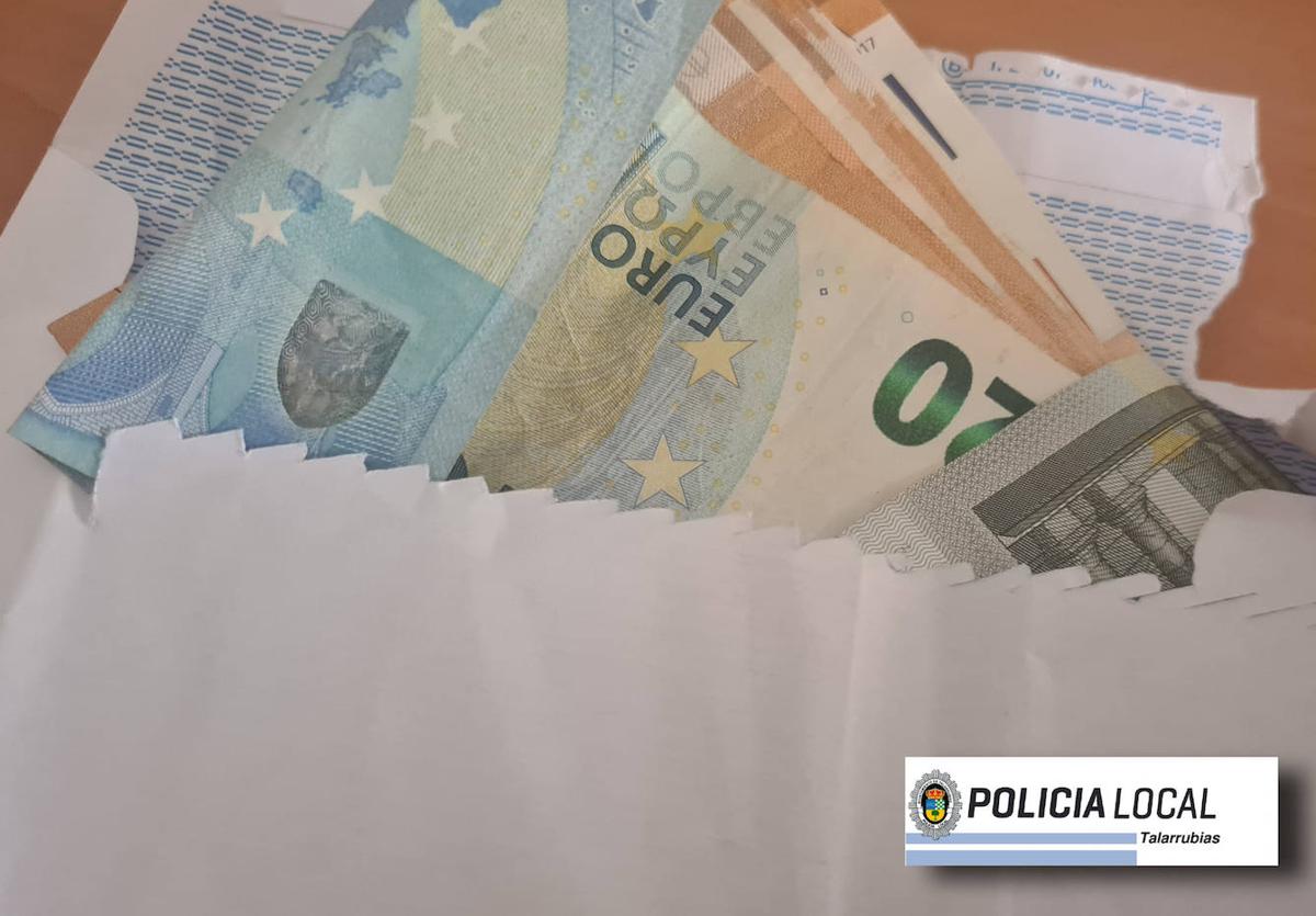 Un vecino de Talarrubias entrega a la Policía un sobre con dinero que encontró en la calle