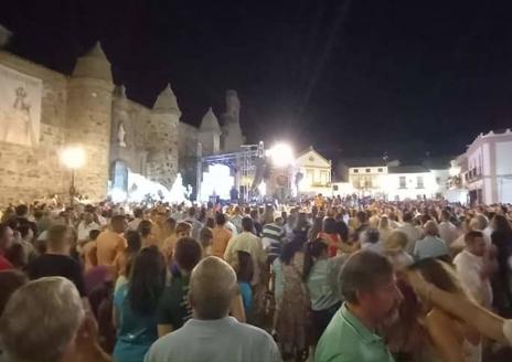 Imagen secundaria 1 - Talarrubias vive intensamente sus fiestas en honor a la Virgen Coronada