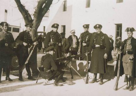 Imagen secundaria 1 - Aurelio Fernández habla sobre la Policía y la Guardia Civil antes de la Segunda República en Badajoz
