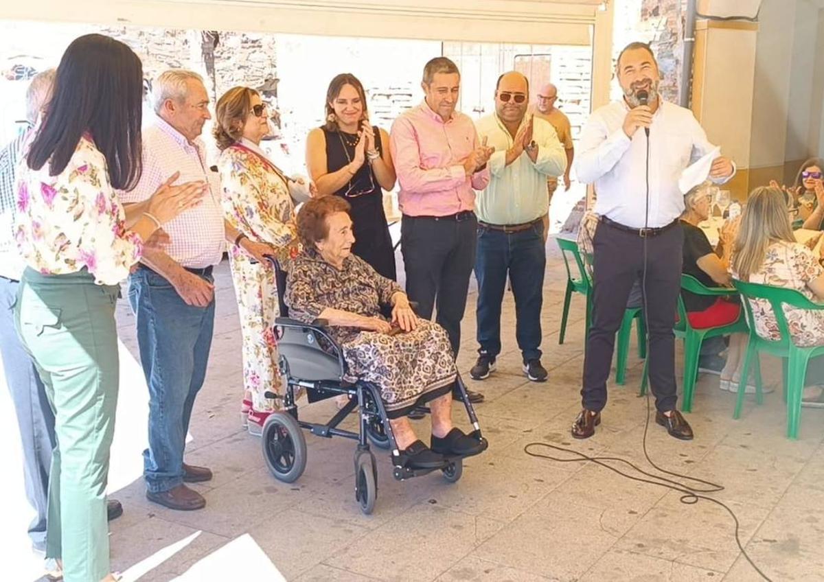Imagen secundaria 1 - Talarrubias celebró el Día Mundial de las Personas Mayores con comida y música