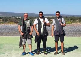 Los talarrubienses Gonzalo Mogorrón y Cruz García, junto a su compañero Chema Pinto, ganan el campeonato de Extremadura de foso olímpico