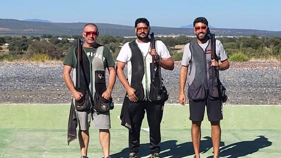 Los talarrubienses Gonzalo Mogorrón y Cruz García, junto a su compañero Chema Pinto, ganan el campeonato de Extremadura de foso olímpico