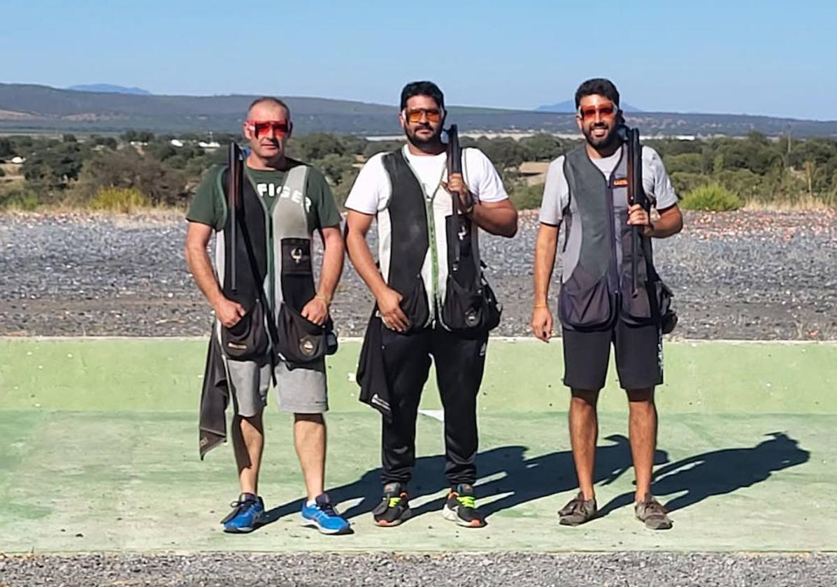 Los talarrubienses Gonzalo Mogorrón y Cruz García, junto a su compañero Chema Pinto, ganan el campeonato de Extremadura de foso olímpico
