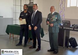 Entrega de la mención de honor al agente talarrubiense, acompañado por el alcalde local.