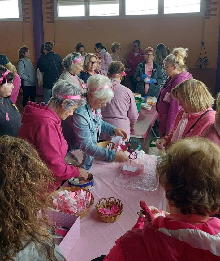 Imagen secundaria 2 - Talarrubias recauda más de 1.300 euros para la lucha contra el cáncer de mama