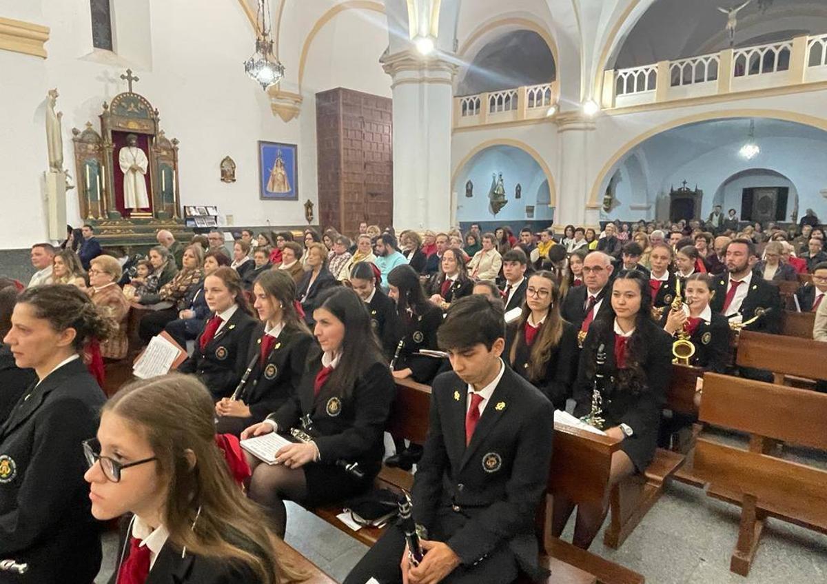 Imagen secundaria 1 - La Banda Municipal de Música celebra con una misa Santa Cecilia