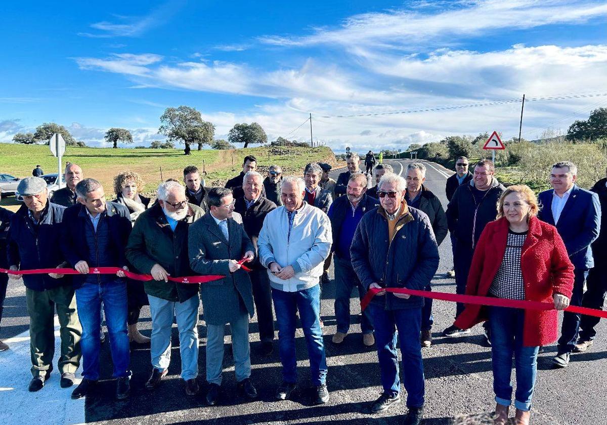 Miguel Ángel Gallardo visita las obras de la carretera de Talarrubias a Agudo