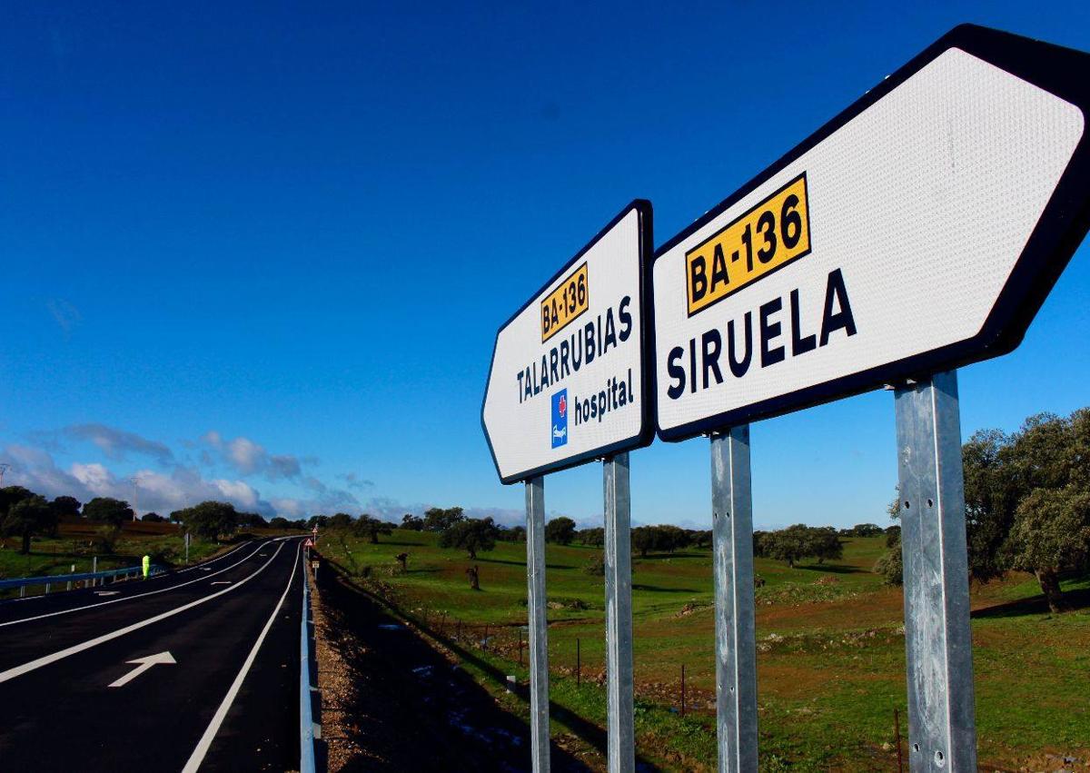 Imagen secundaria 1 - Miguel Ángel Gallardo visita las obras de la carretera de Talarrubias a Agudo