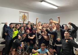 El CD Talarrubias celebra la victoria en el vestuario.