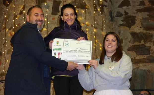 Imagen principal - Entrega de los beneficios obtenidos a Proines Salud Mental. 