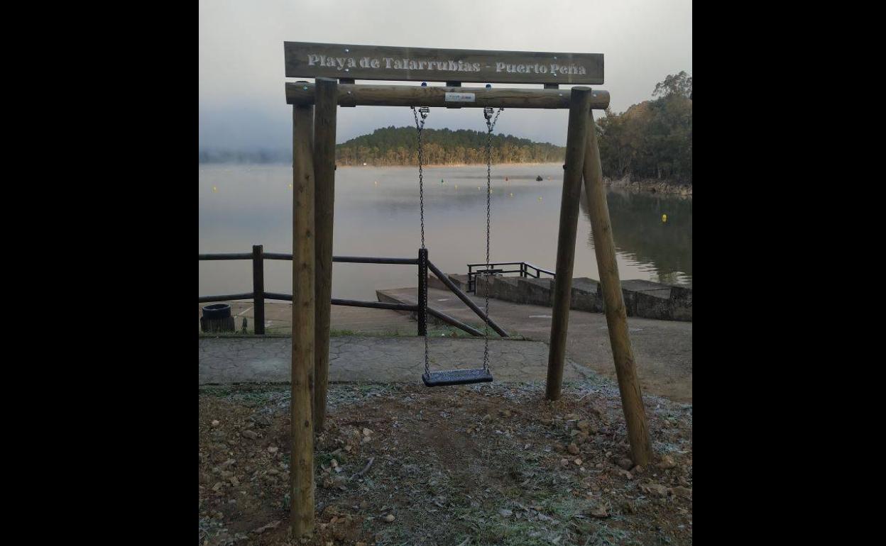Instalado un columpio en Puerto Peña entre otros enclaves de la provincia