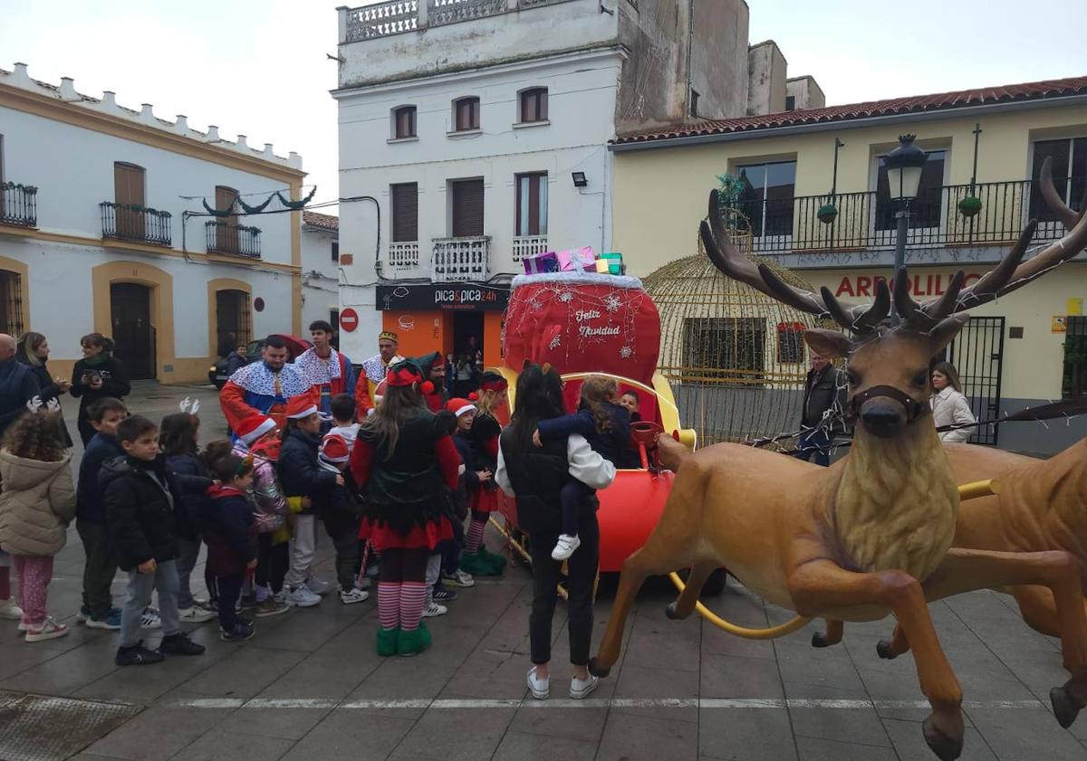 Imagen principal - Los ayudantes de los Reyes Magos han recogido las cartas de los niños de Talarrubias