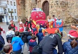 Los ayudantes de los Reyes han pasado la mañana con los pequeños de Talarrubias.
