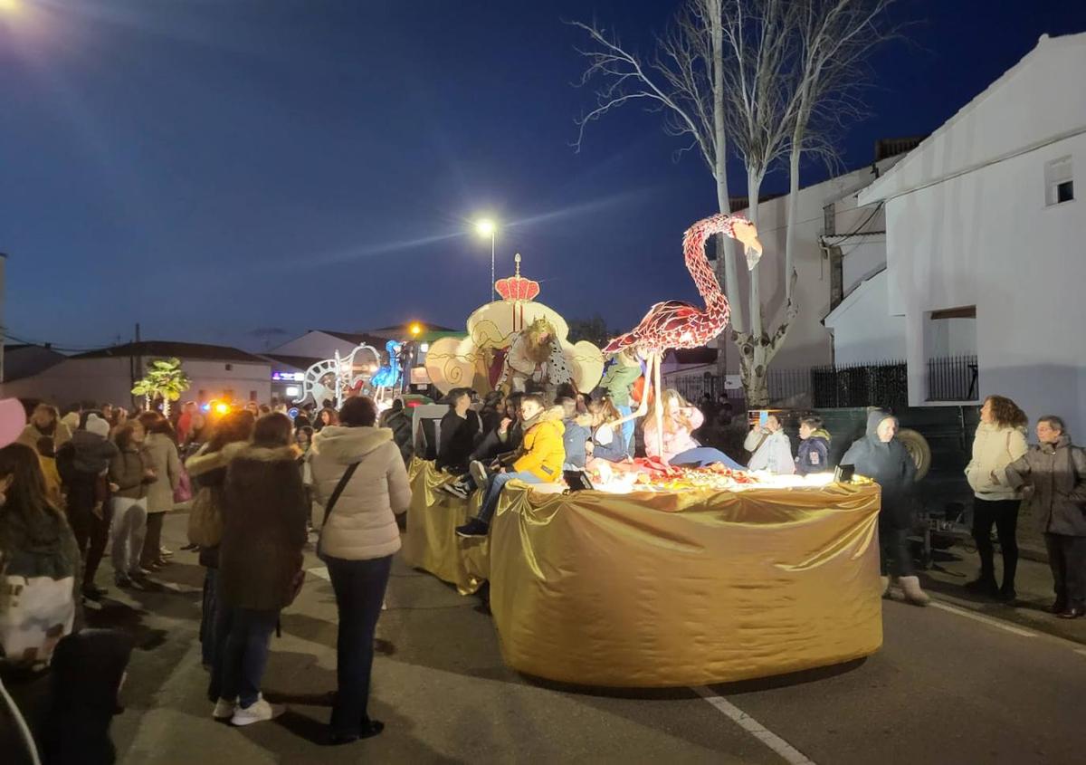 Imagen secundaria 1 - Los Reyes Magos inundaron con su magia las calles de Talarrubias