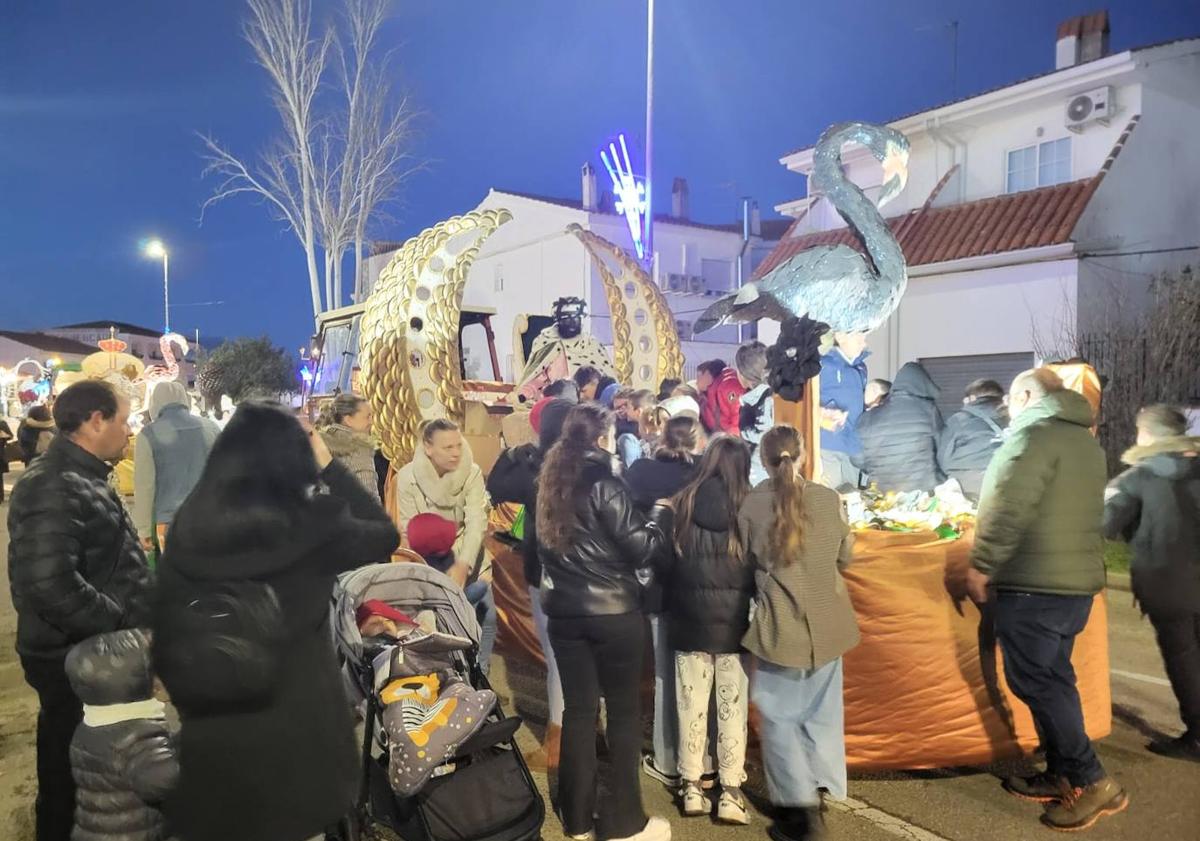 Imagen principal - Los Reyes Magos inundaron con su magia las calles de Talarrubias