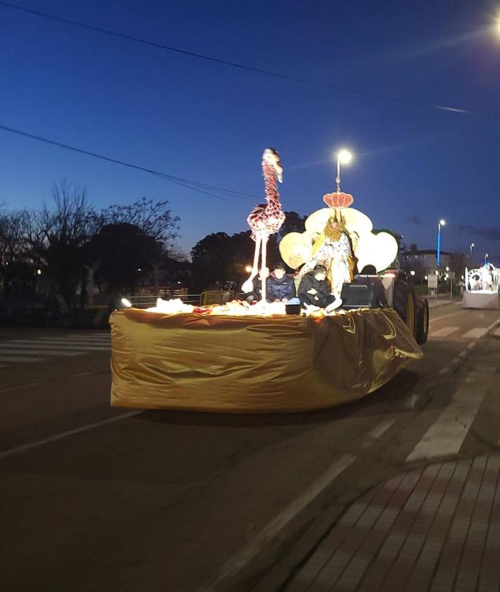 Imagen secundaria 2 - Los Reyes Magos inundaron con su magia las calles de Talarrubias