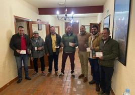 Parejas ganadoras del torneo con los premios, junto al alcalde de la localidad, Antonio García.