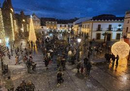 Talarrubias dio la bienvenida a la Navidad con el encendido del alumbrado navideño.