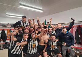 El CD Talarrubias celebrando la victoria en el vestuario.
