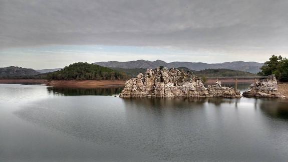 Vistas del embalse de Puerto Peña, en la Siberia extremeña:: HOY