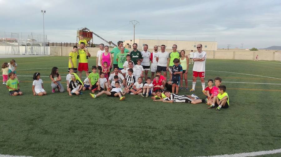 El equipo de prebenjamines de Talarrubias cierra su temporada con dos actos