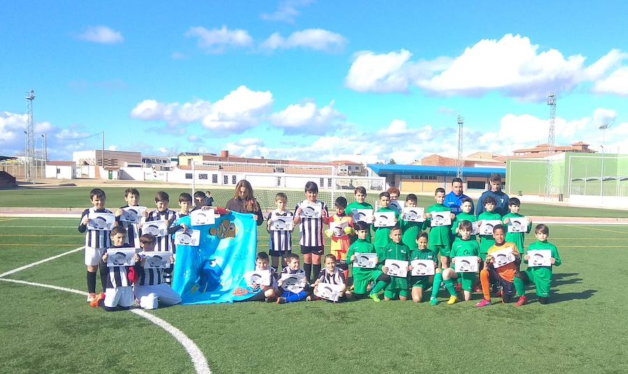 Los alevines del CD Talarrubias recuerdan a Gabriel Cruz