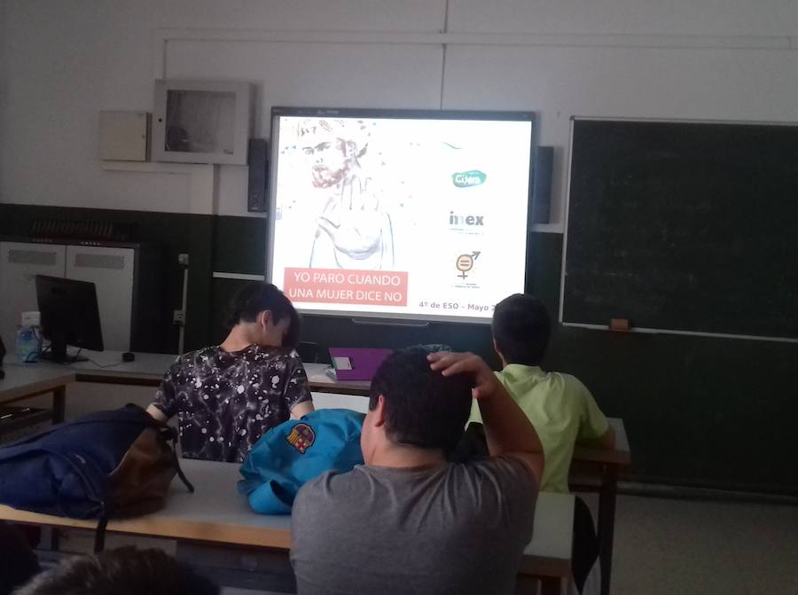 Una de las sesiones de los talleres en un centro educativo.