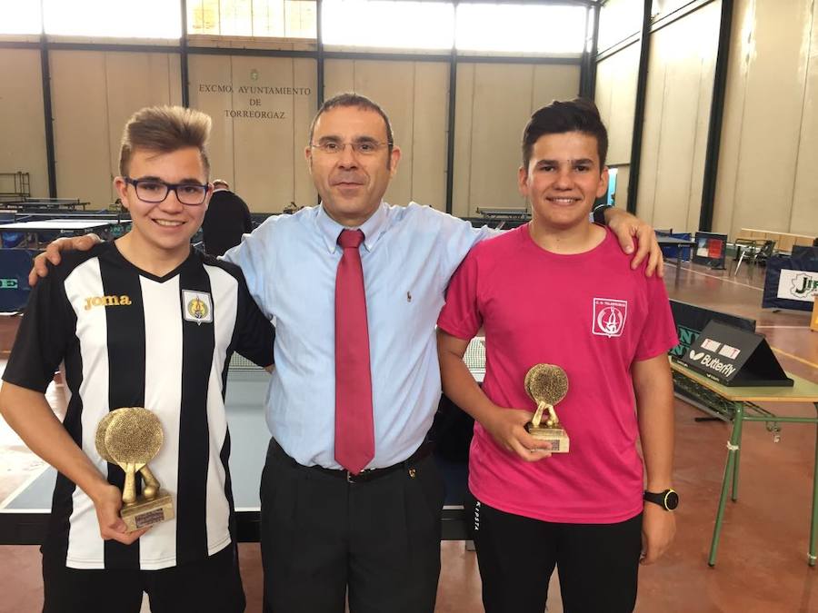 Carlos Peña, entrenador del CTM Cizaña junto a los campeones.