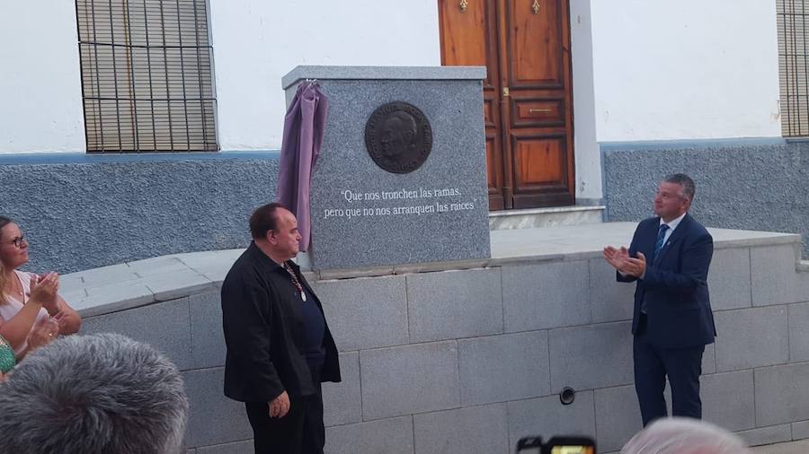 Víctor Sosa junto al alcalde la localida en el acto.
