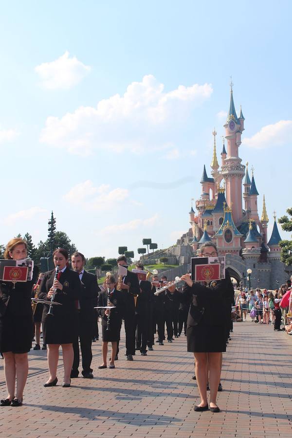 Desfile la BMM de Talarrubias en París.