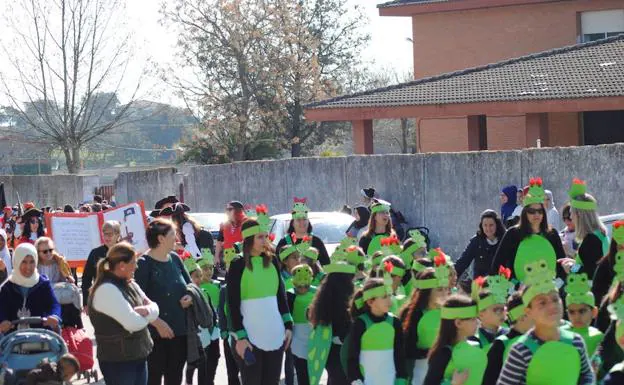 Los escolares de Talayuela abren el Carnaval con animados y pedagógicos desfiles