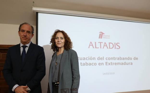 Miguel Ángel Martín, director de comunicación de Altadis, junto a Rocío Ingelmo, directora de asuntos corporativos y legales