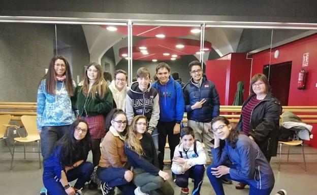 Alumnos del IES San Martín de Talayuela tras acabar un ensayo de «Las diosas nunca mueren», que se representará en el festival IEScena