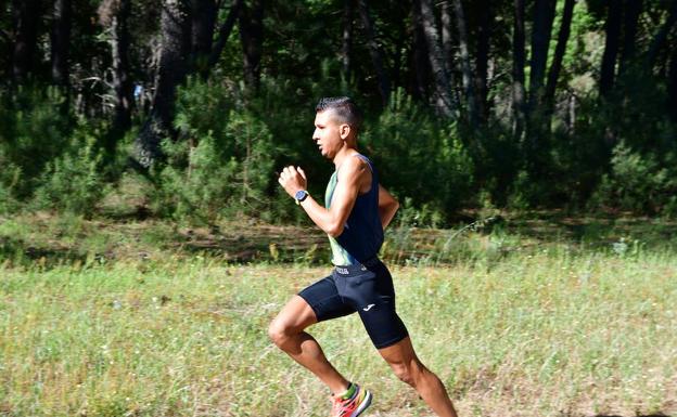 Houssame Benabbou entrenando esta mañana en el Pinar de Talayuela 