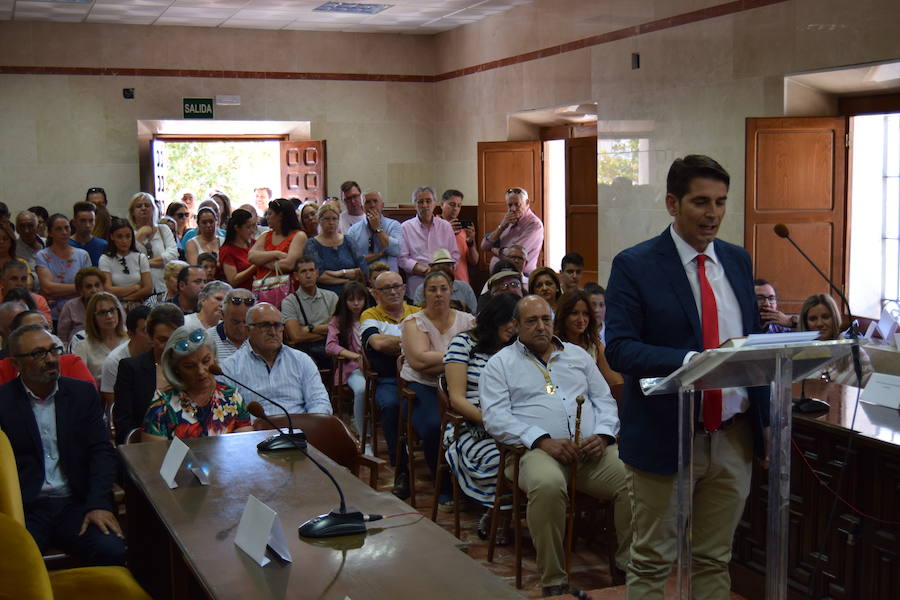 Fotos: Los concejales y el nuevo alcalde de Talayuela, Ismael Bravo, toman posesión de sus actas